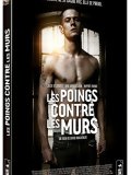 les poings contre